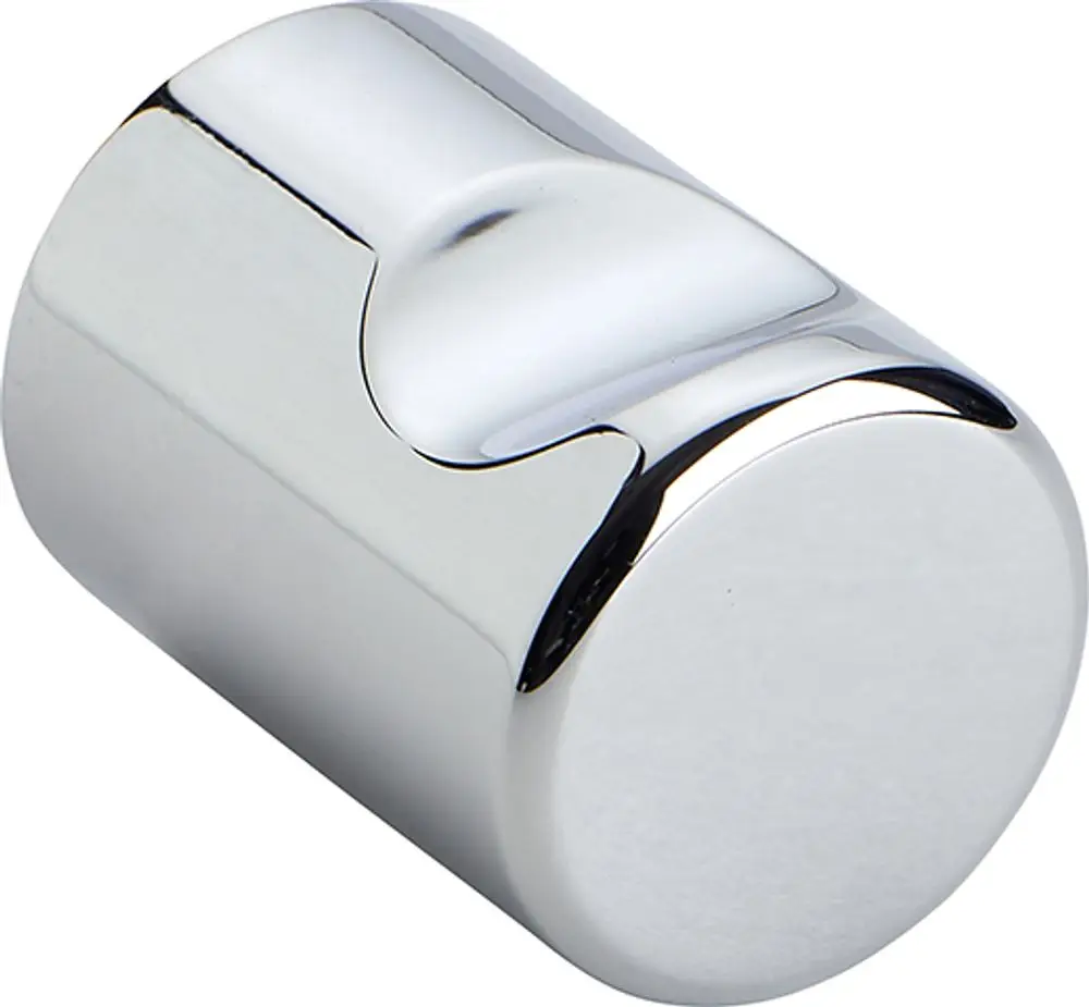 Runder, glänzender Zugknopf aus Metall mit leicht abgerundeter Oberfläche. Teil des Ideal Standard Systems zur Umschaltung in schwarzen Küchen- und Badprodukten.